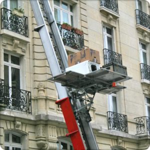 monte-meuble en action avec des cartons entre les étages