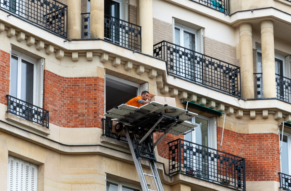 un déménageur qui charge un monte meuble