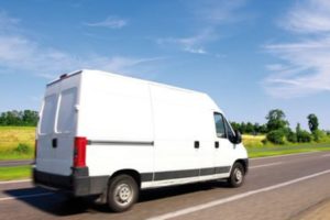 Camion de déménagement sur la route