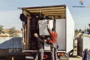 2 personnes chargeant un camion de déménagement