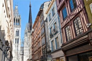 déménager à Rouen - Vue d'une rue de Rouen, maisons à colombages