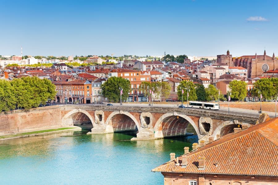 Camion de déménagement professionnel dans le centre historique de Toulouse