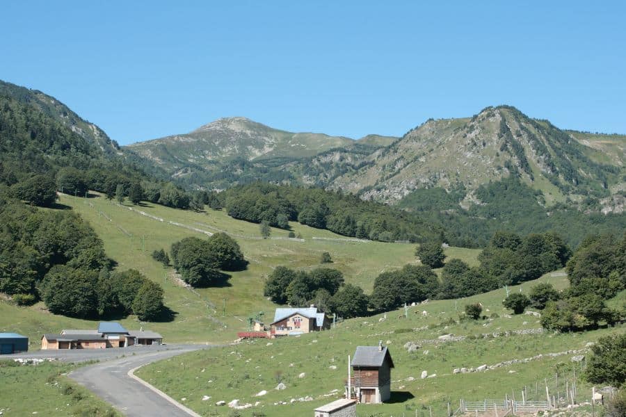 Paysage rural en Ariège en été - montagne et petites maisons