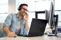 homme dans un centre d'appel pendant une conversation