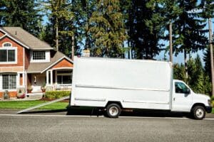 camion de déménagement de 40m3 garé devant une maison