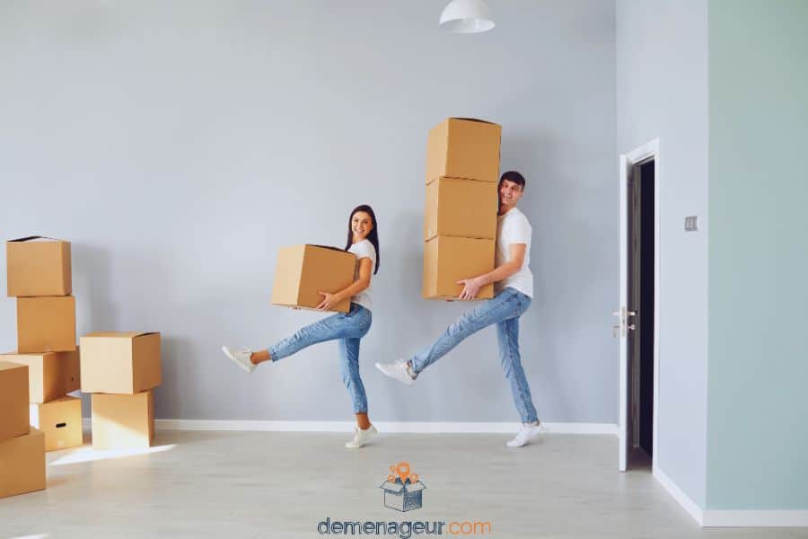 Déménagement à <span style='text-transform: capitalize;'>Fécamp</span> - Couple qui porte des cartons