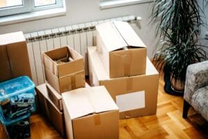 cartons et boites de jouets lors d'un déménagement