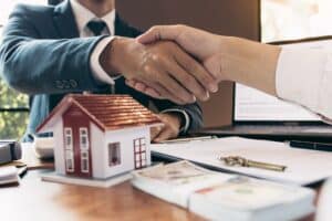 mandat en immobilier- signature d'un contrat avec un professionnel